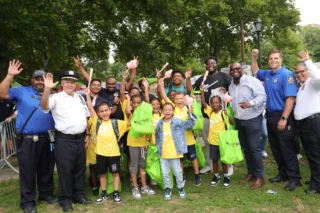 La policía de Nueva York y Healthfirst organizan el Día de la Armonía en el Bronx 2024 para más de mil niños de Nueva York