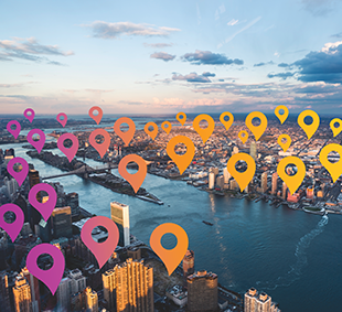 Vista aérea de NYC con muchos punteros de mapa que señalan la ciudad.